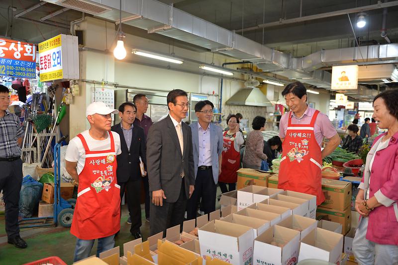 이상복_군수가_풍물시장을_찾아_상인을_격려하며_강화사랑상품권을_홍보하고_있다