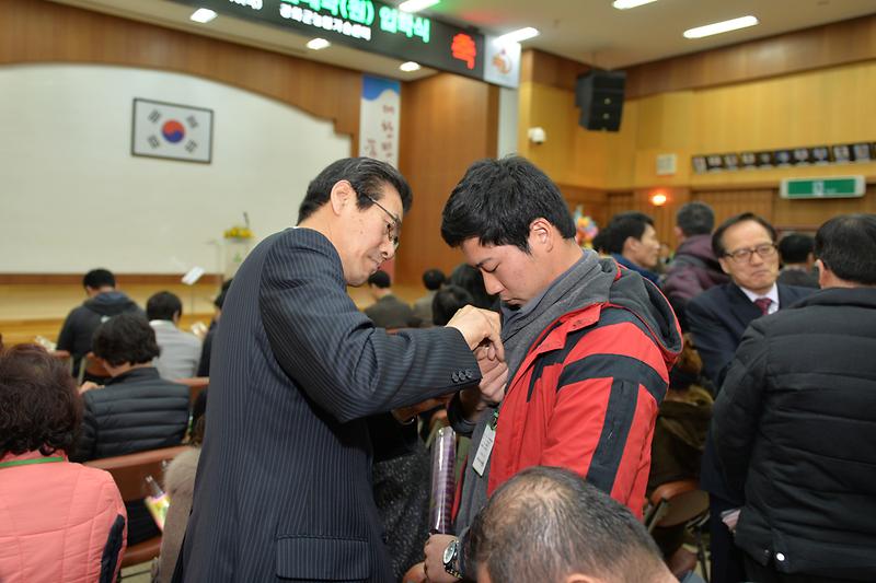 이상복_군수가_신입생에게_배지를_달아주고_있다
