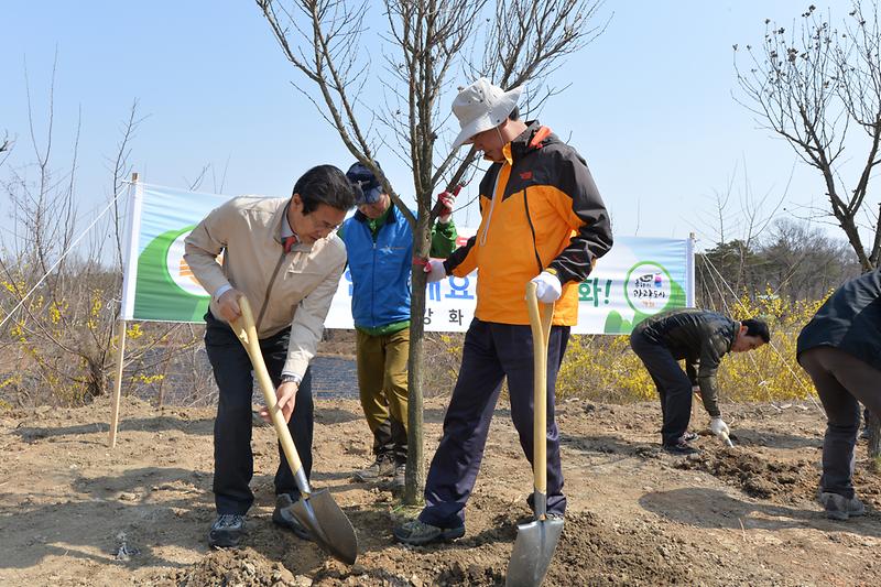 이상복_군수와_유호룡_군의회_의장이_무궁화를_심고_있다