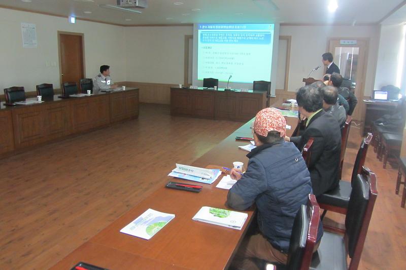 이선우_길상면장이_강화군정_역점사업을_설명하고_있다