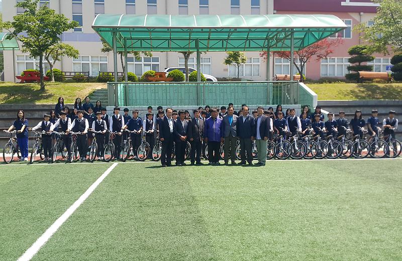 자전거_기증을_기념한_시승식_전_기념사진을_촬영하고_있다