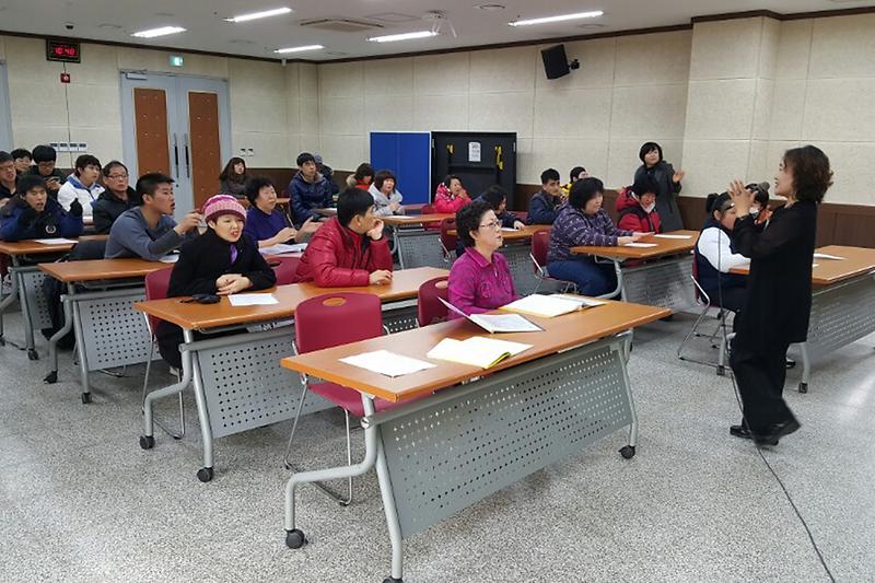 장애인복지관에서_노래교실을_운영하고_있다
