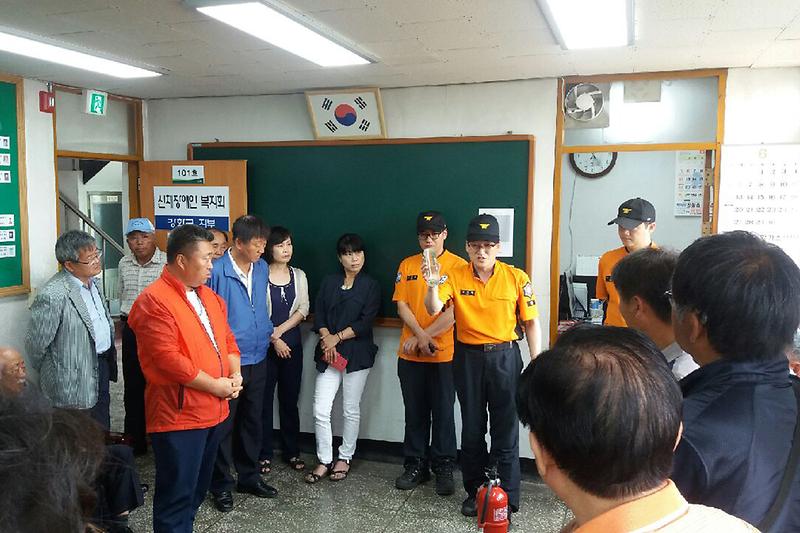 장애인회관에서_소방안전교육을_실시하고_있다