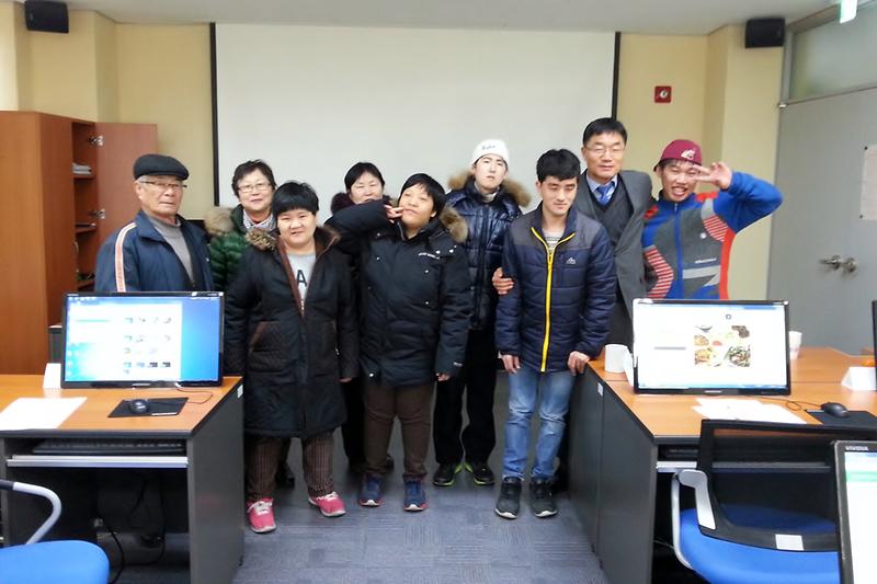 정보화교육_대상자들이_교육을_받고_기념촬영을_하고_있다