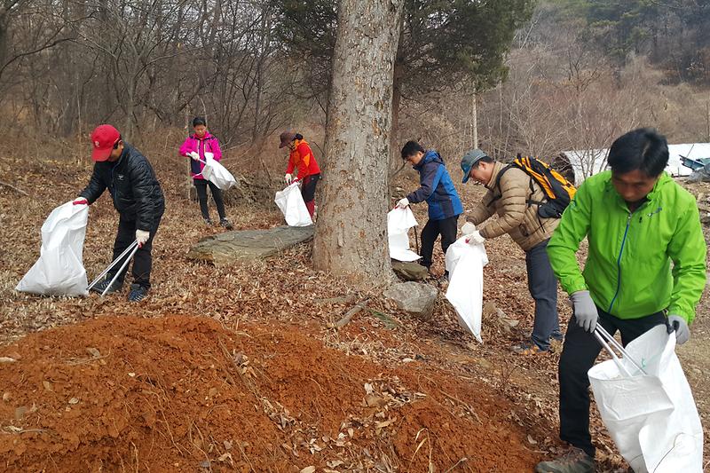 진강산을_사랑하는_모임에서_진강산_환경정화활동을_실시하고_있다