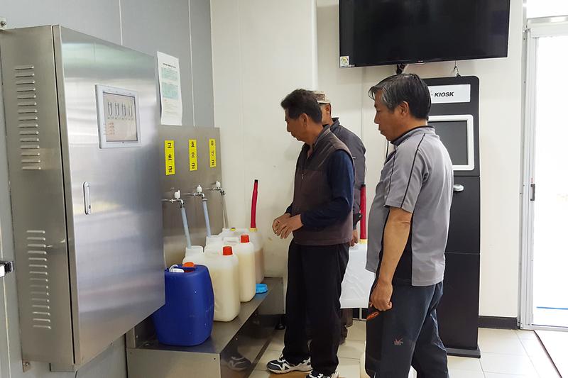 주민들이_미생물을_분양받고_있다