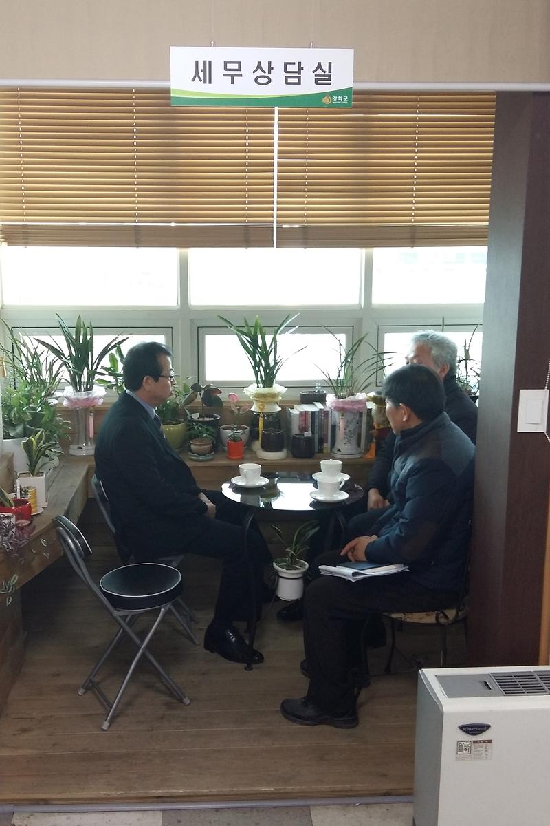 민원인을_대상으로_세무상담을_하고_있다