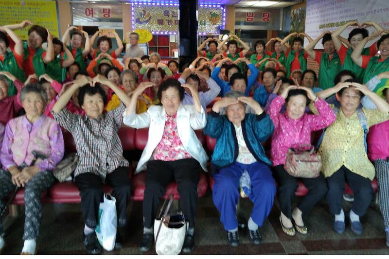 목욕_후_단체사진을_찍고_있다