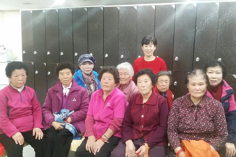 목욕봉사를_마친_어른신과_주민자치위원_모습