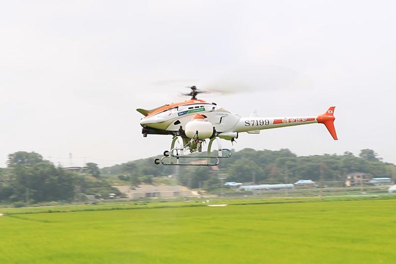 무인헬기를_이용해_항공방제를_실시하고_있다