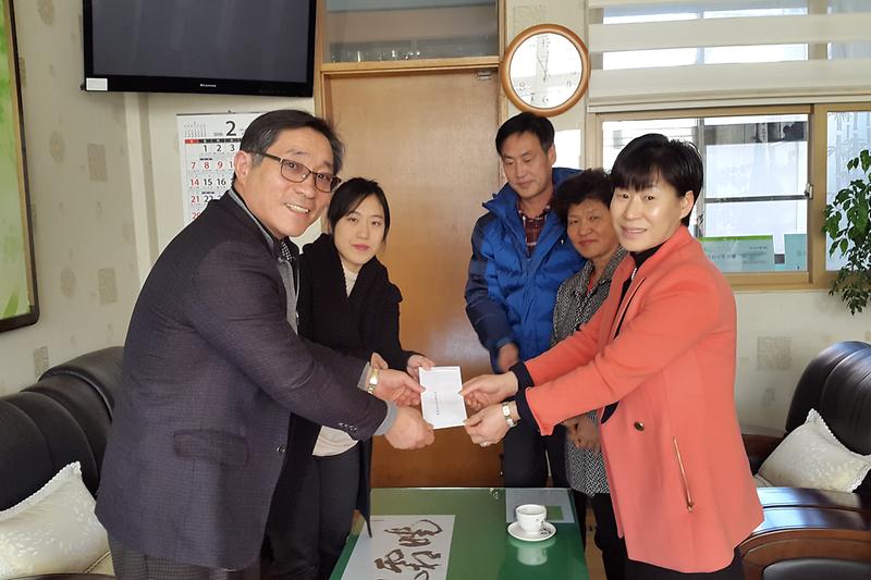 내가면_주민자치위원회에서_장학금을_전달하고_있다