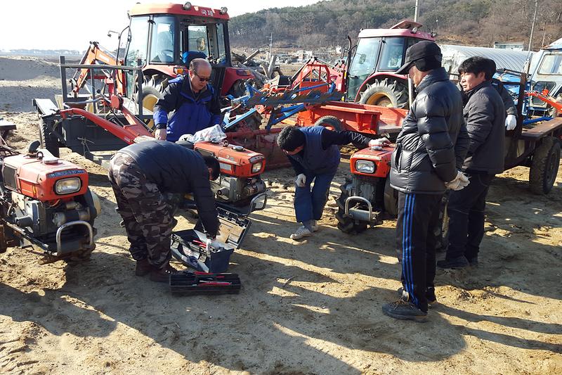 농기계_순회수리봉사_활동을_펼치고_있다
