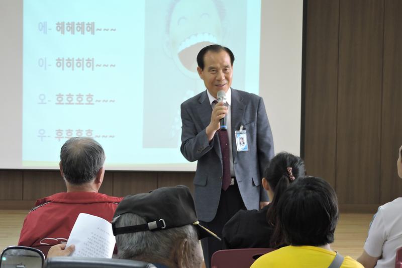 웃음행복교실_수업을_진행하고_있다