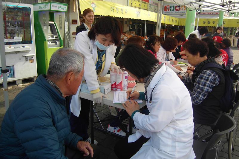 풍물시장_앞에서_이동건강부스를_운영하고_있다