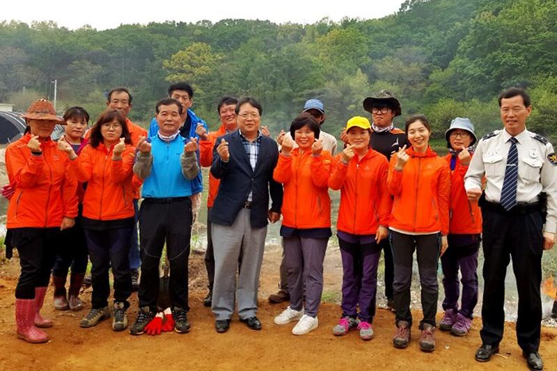 삼산면_지역사회보장협의체_회원들이_단체사진을_찍고_있다