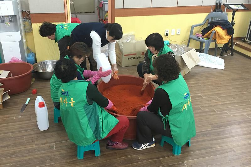 삼산면_새마을_부녀회가_‘사랑의_고추장’을_담그고_있다