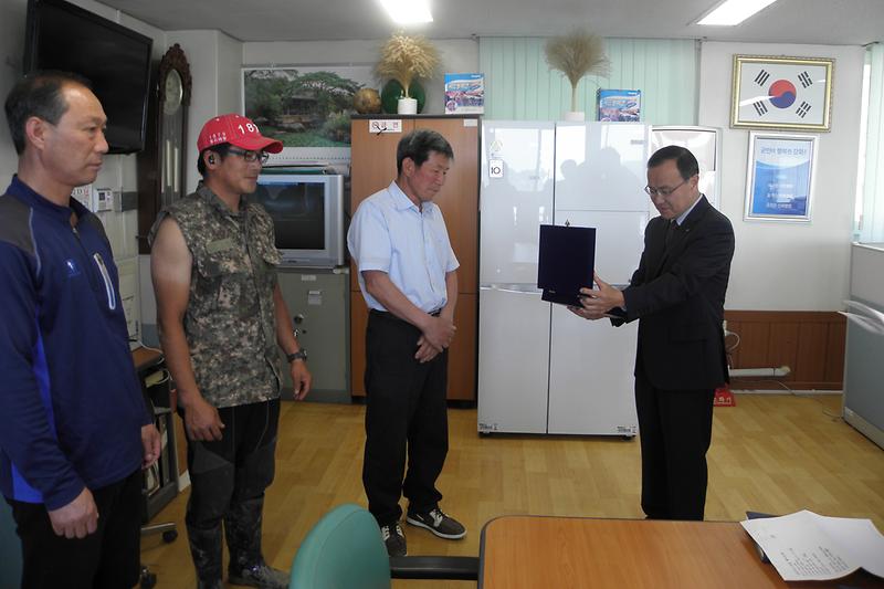 서도면_주민이_감사패를_수여받고_있다
