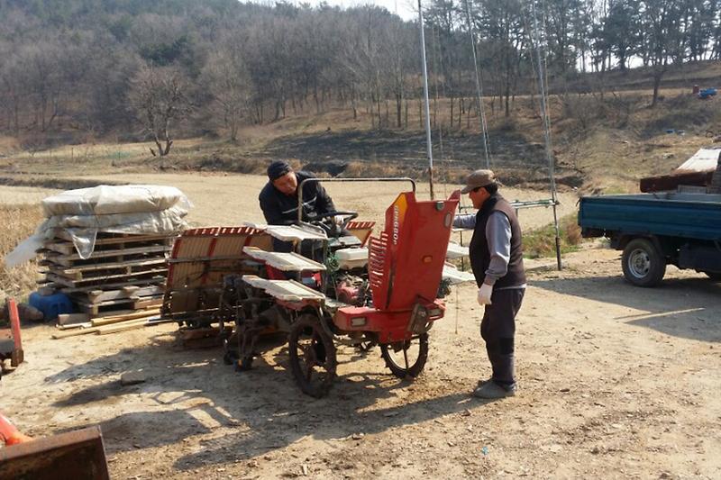 서도면_말도리_농가를_찾아가_이앙기를_수리하고_있다