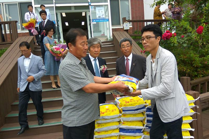 서도면에서_쌀을_전달하고_있다