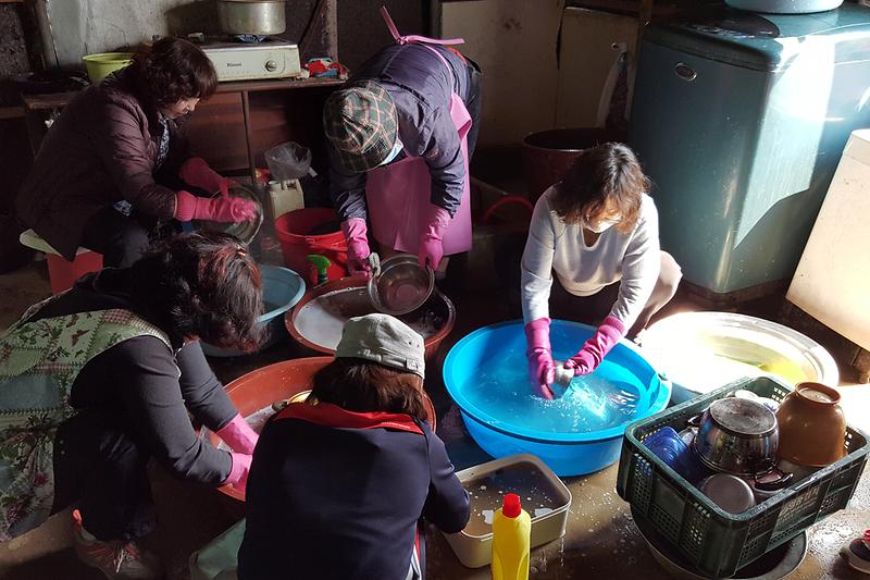 설거지를_하고_있다