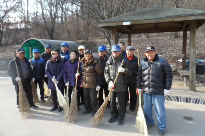 선원면_바르게살기_위원들이_환경정화활동을_펼치고_있다