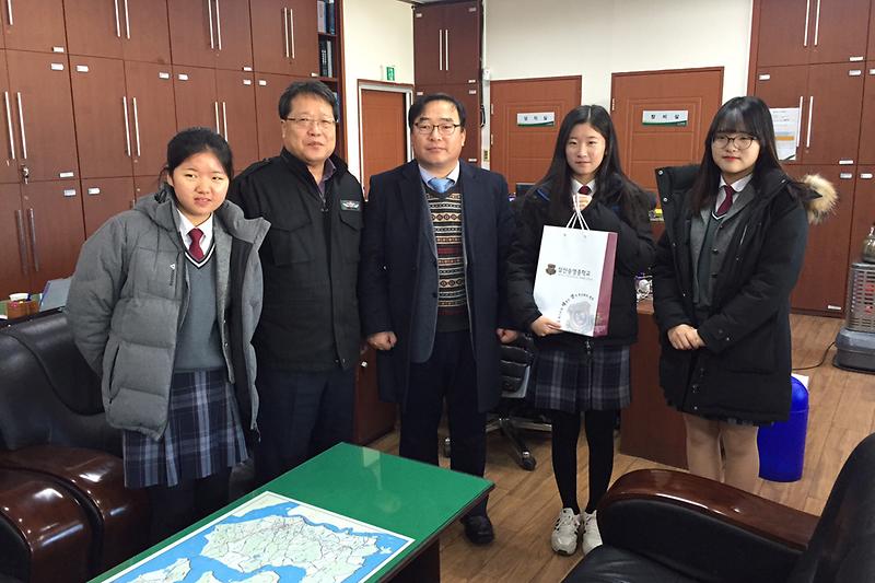 승영중학교_교장_임재원과_각_학년대표가_삼산면에_성금을_전달하고_있다