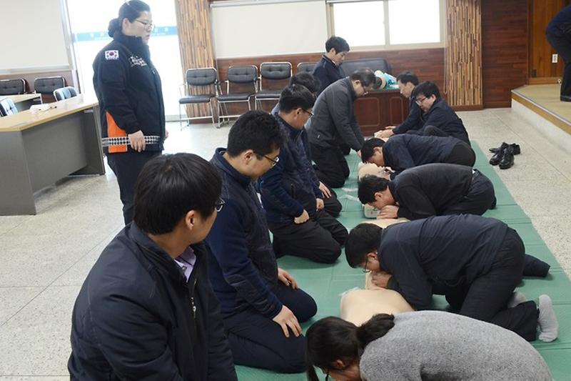 심폐소생술_교육을_실시하고_있다