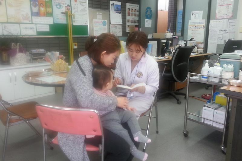 신생아에_대한_상담을_하고_있다