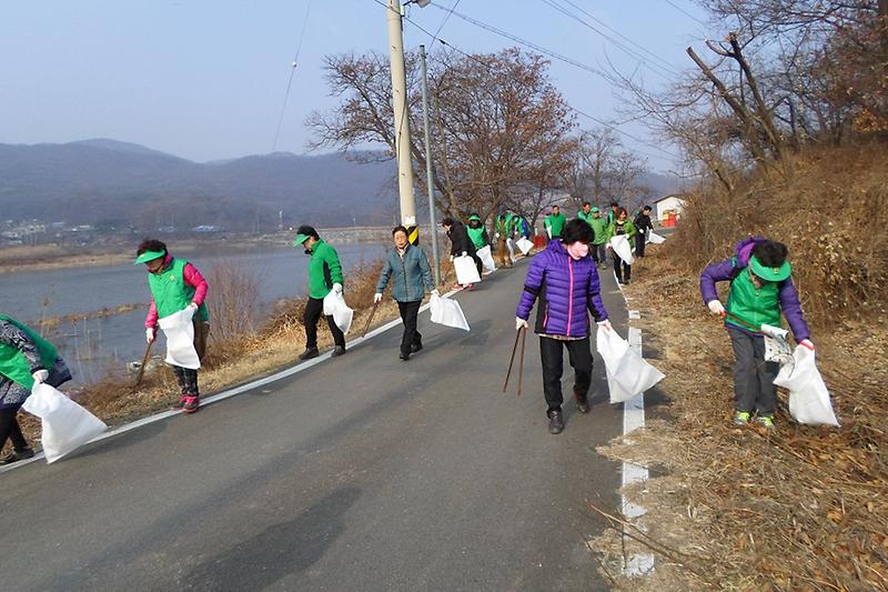 송해면에서_새봄맞이_깨끗한_마을환경_정비를_펼치고_있다