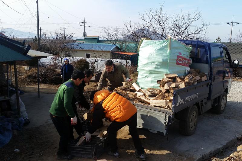 숲가꾸기_산물로_사랑의_땔감_나누기_봉사