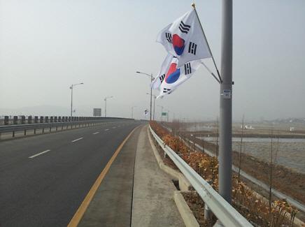 태극기_가로기_게양(초지대교~전등사_구간)