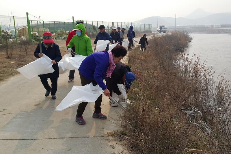 양도면_바르게살기위원회에서_자연발생_낚시터인_가능포_수로_주위_쓰레기를_수거하고_있다