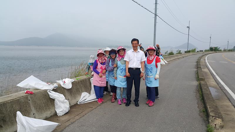 양도면_농가주부모임이_환경정화활동을_하는_도중_이상복_강화군수가_격려하고_있다