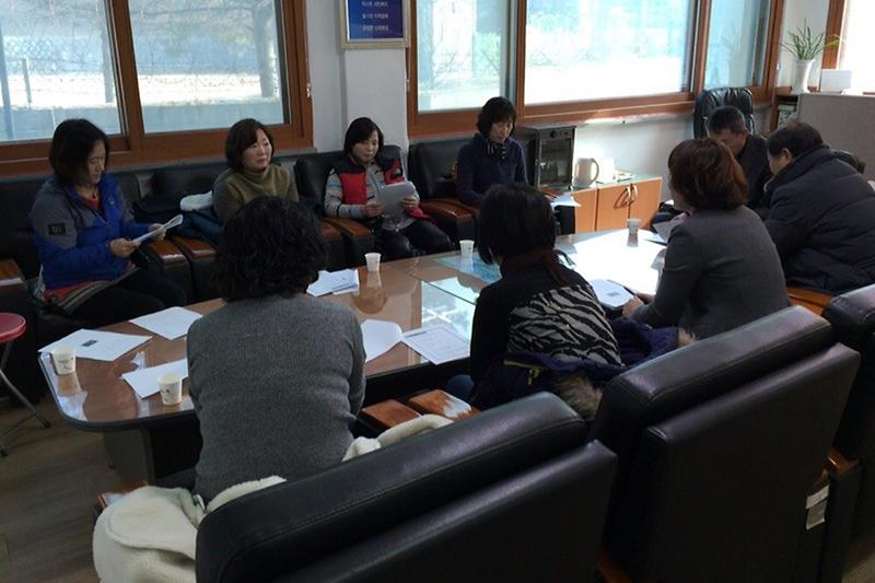 양사면_지역사회보장협의체가_정기회의를_개최하고_있다