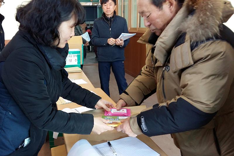 영농교육장에서_홍보물을_배부하고_있다