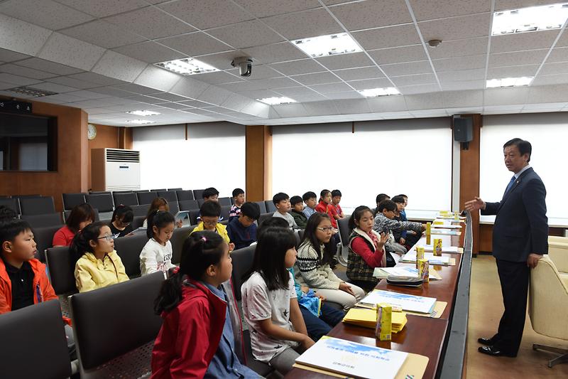 유호룡_의장이_의회학교에_참석한_학생들에게_인사말을_하고_있다