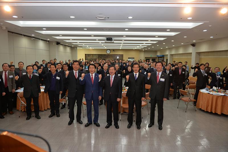 유정복_시장이_강화군을_방문해_이상복_군수와_화이팅을_외치고_있다