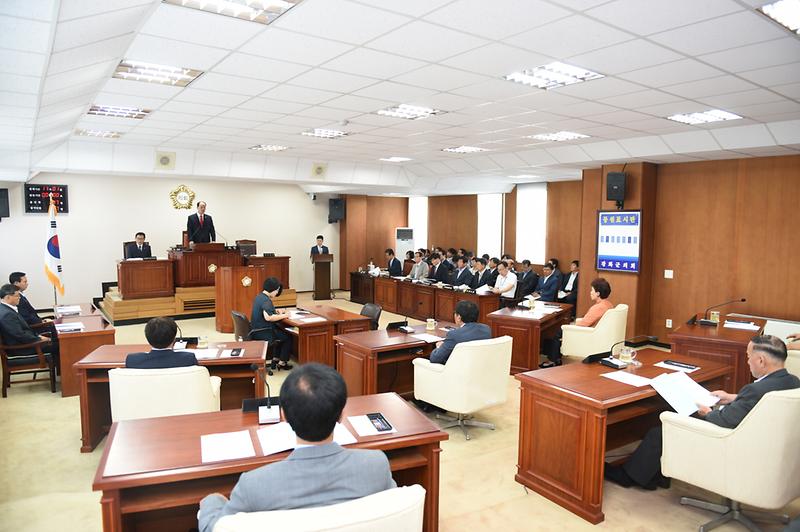 윤재상_의장이_제233회_임시회_개회를_알리고_있다_2