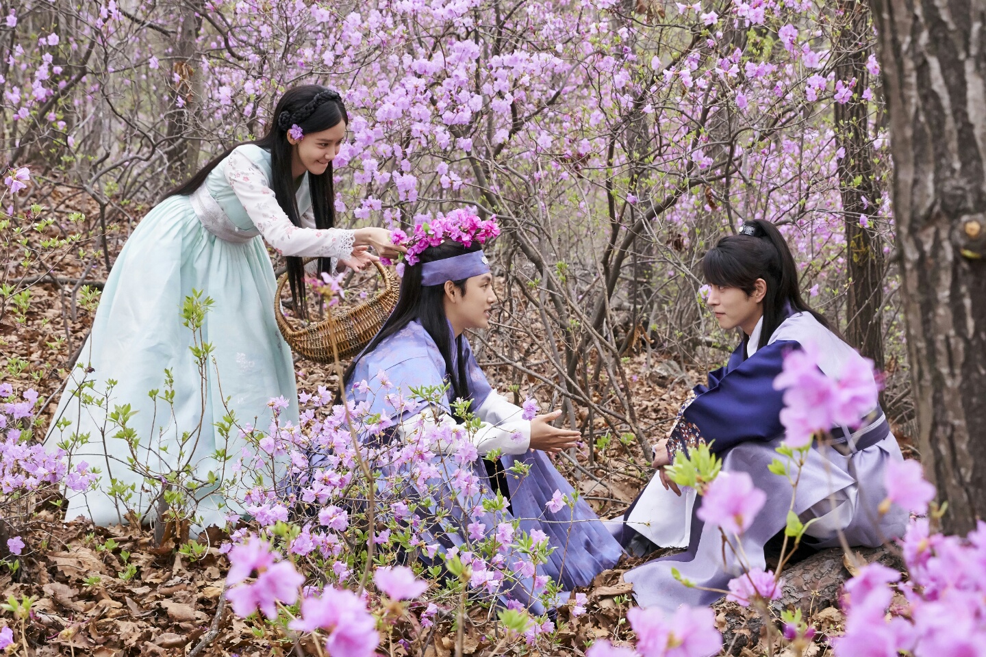 드라마_촬영지_강화도2_-_고려산_진달래군락지를_배경으로_주인공이_촬영하고_있다