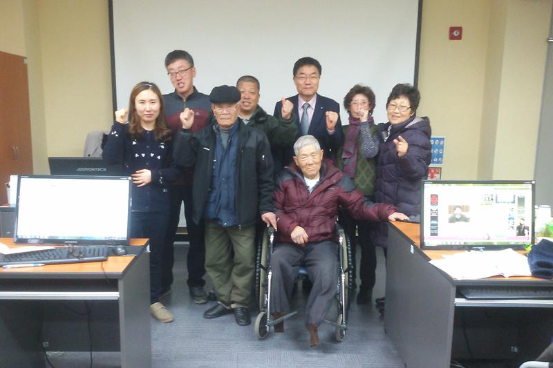 컴퓨터교실_참석한_이용자들이_기념촬영을_하고_있다1