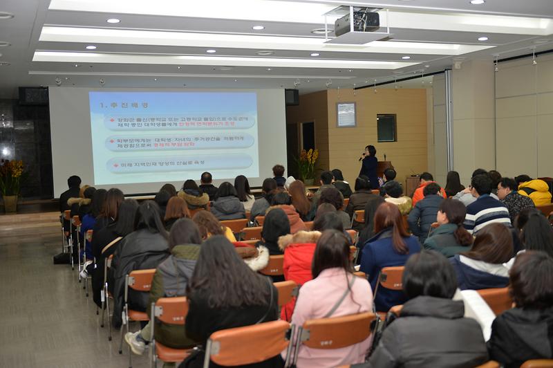 강화장학관_입사생들을_대상으로_안내교육을_실시하고_있다