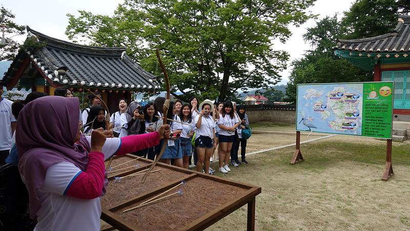 인하대_썸머스쿨에_참여한_외국인_학생이_활쏘기_체험을_하고_있다