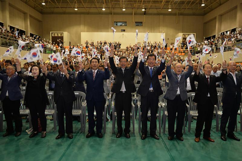 이상복_군수가_광복절_경축식에서_만세삼창을_하고_있다