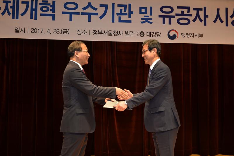 이상복_군수가_지방규제개혁_추진_행정자치부_장관상을_수상하고_있다2