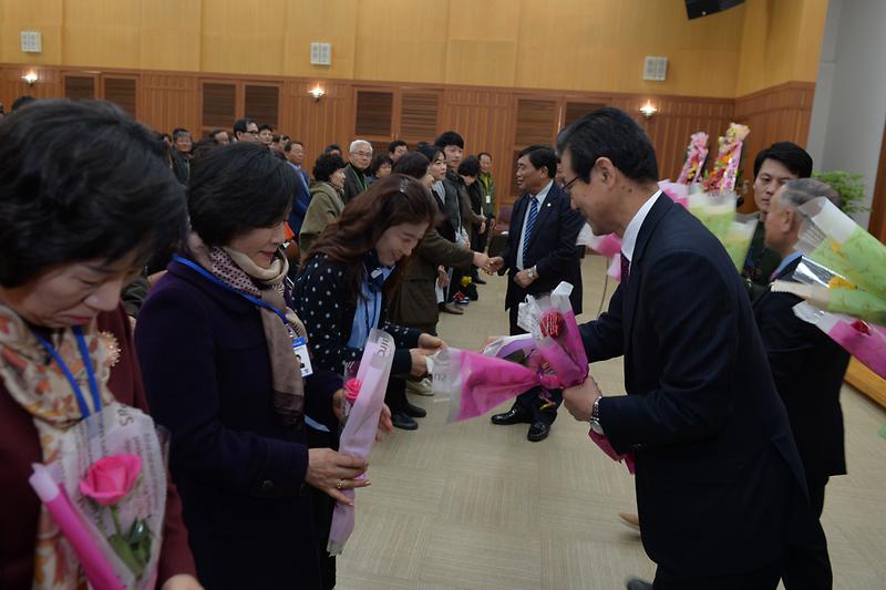 이상복_군수가_신입생에게_장미꽃을_전달하고_있다