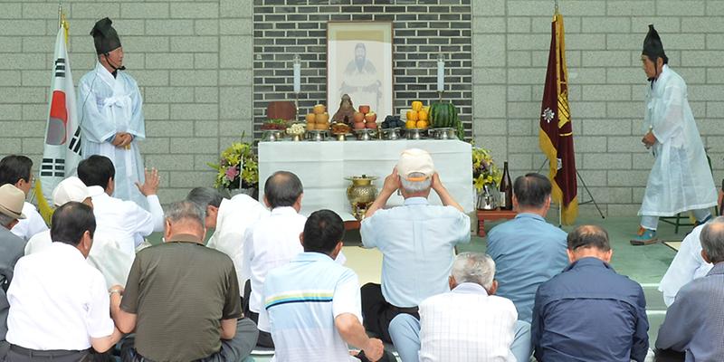 마니산_상설공연장에서_단군왕검_탄신제를_봉행하고_있다