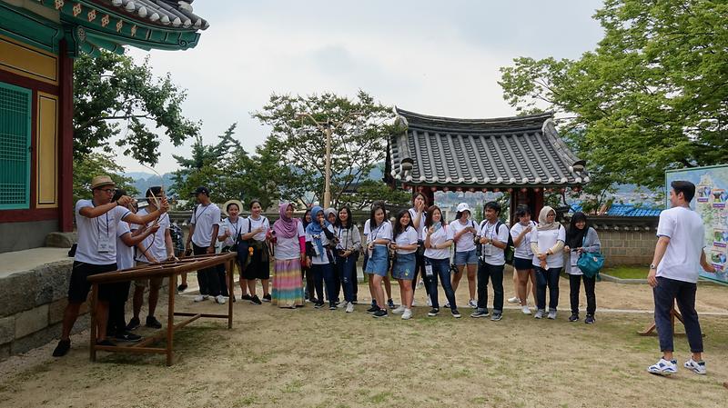 외국인_대학생(고려궁지에서활쏘기체험)