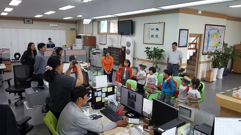 유치원생_하점면사무소_견학_(1)