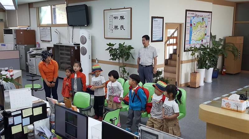 유치원생_하점면사무소_견학_(2)