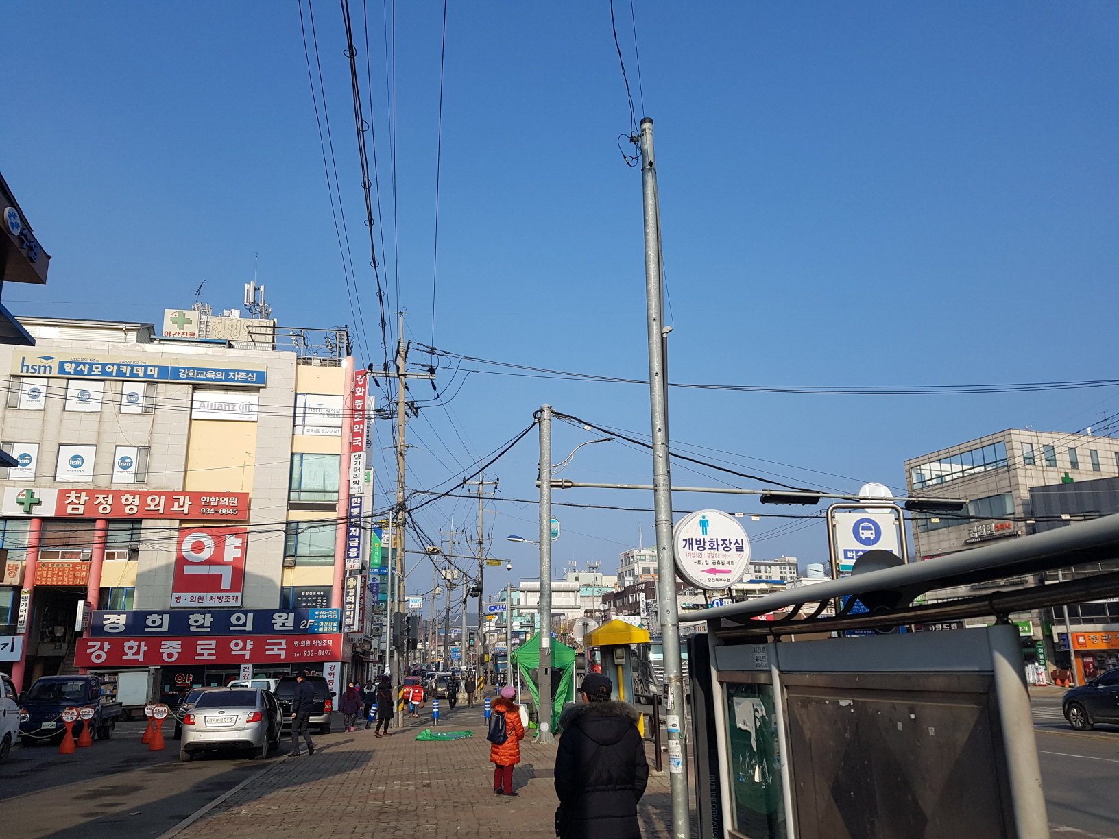 강화대로_전선_지중화(좁은_인도에_들어선_전주들_사이로_전선들이_거미줄처럼_얽혀있다)